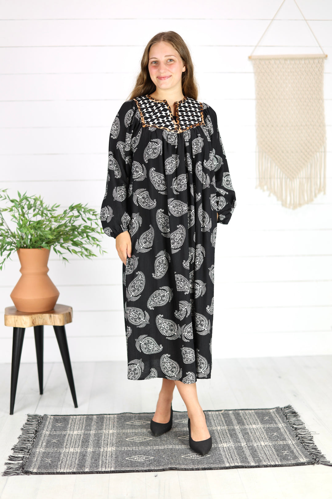 Elena Paisley Print Midi Dress- Black