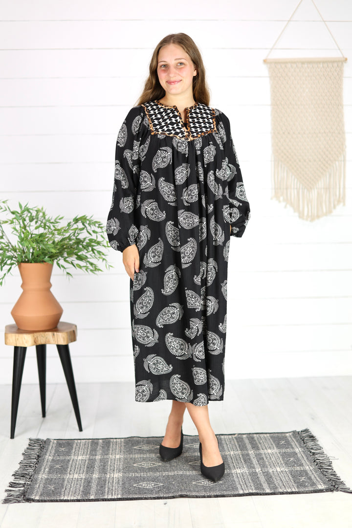 Elena Paisley Print Midi Dress- Black