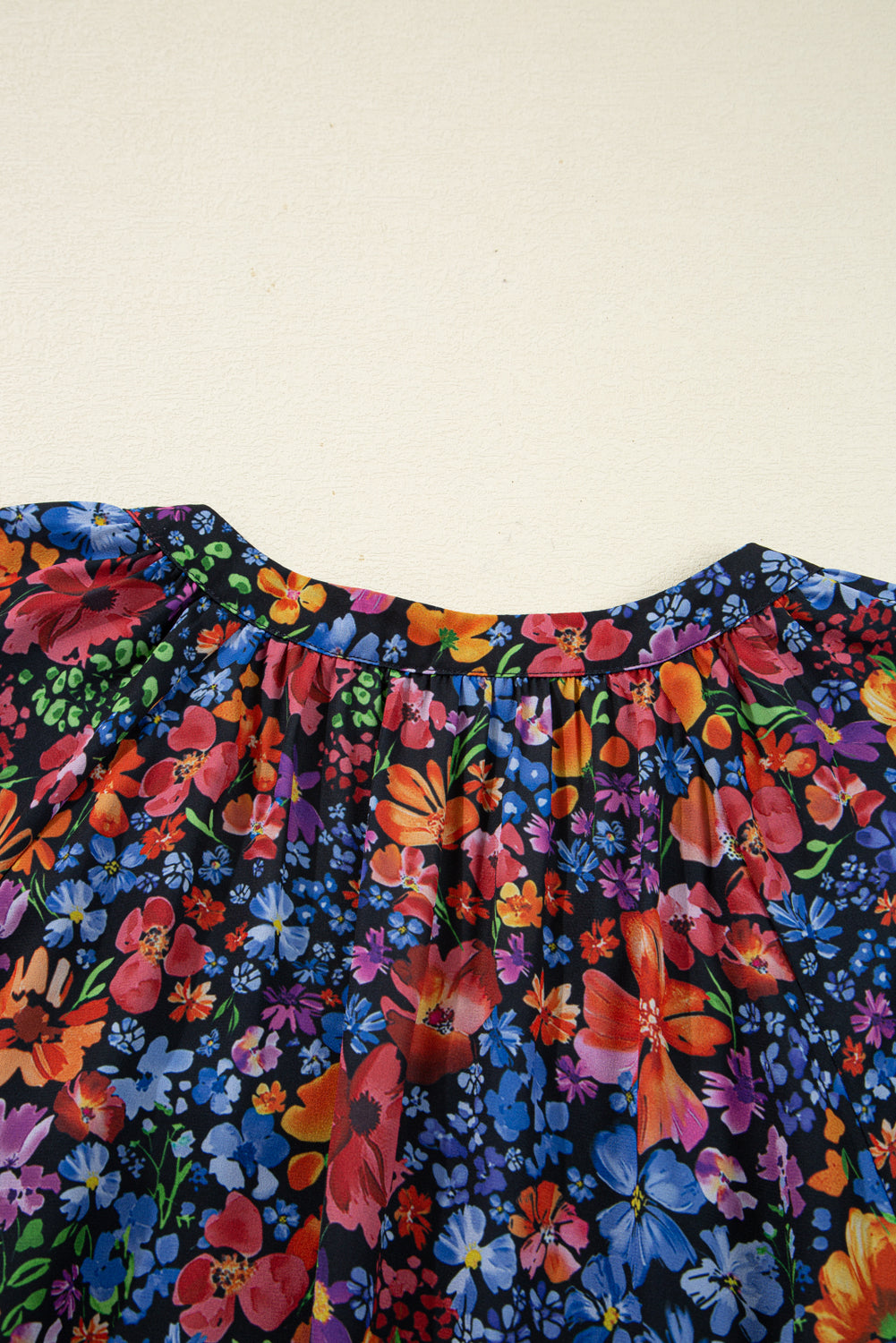 Vestido largo fluido con cuello en V, manga larga y estampado floral azul con borlas y lazo