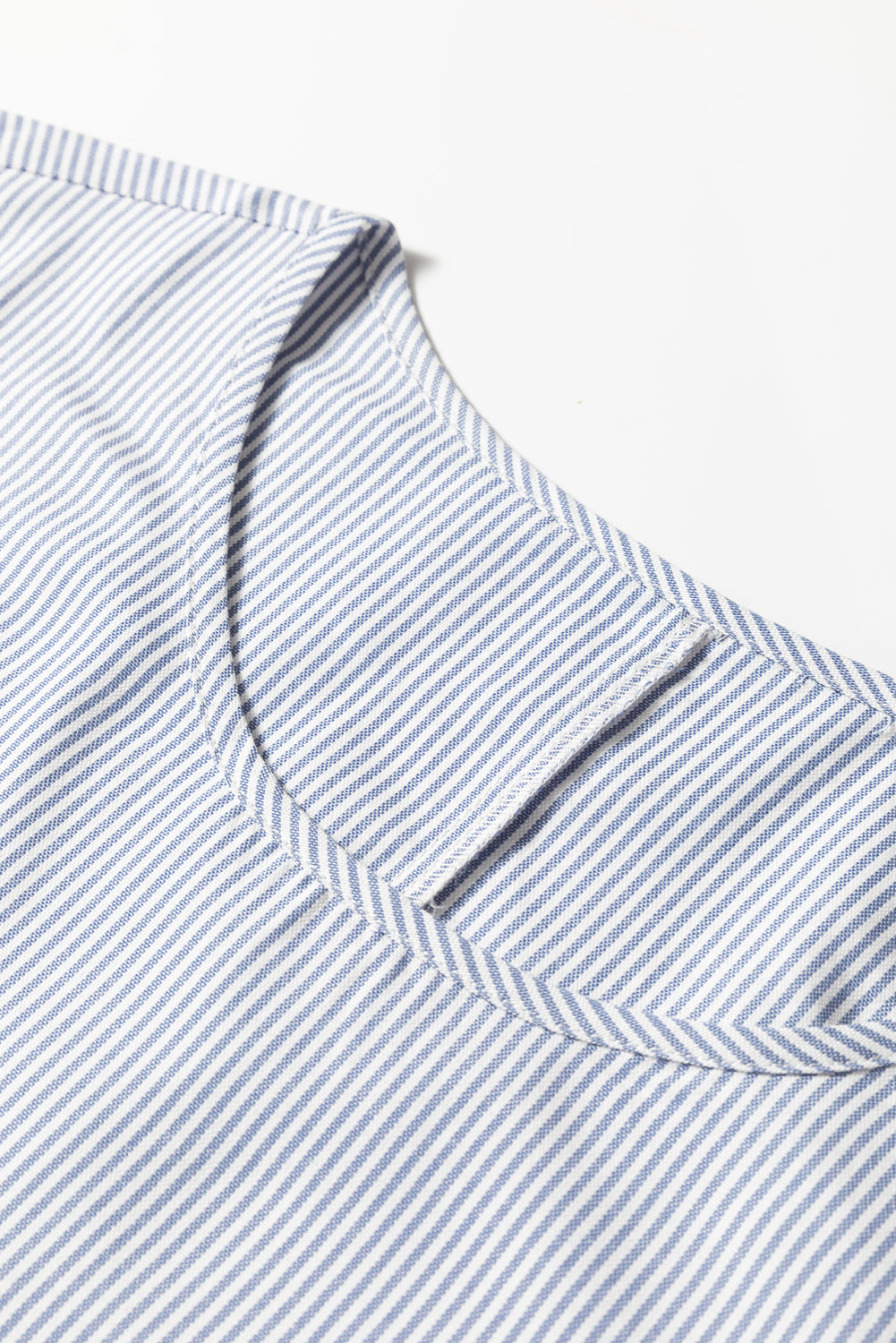 Vestido largo con mangas de pulsera y detalle de encaje cruzado de patchwork de rayas azul cielo